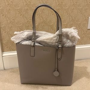 Lrg reversible Michael Kors Cameron tote & wristlet . Leather. Silk bag included